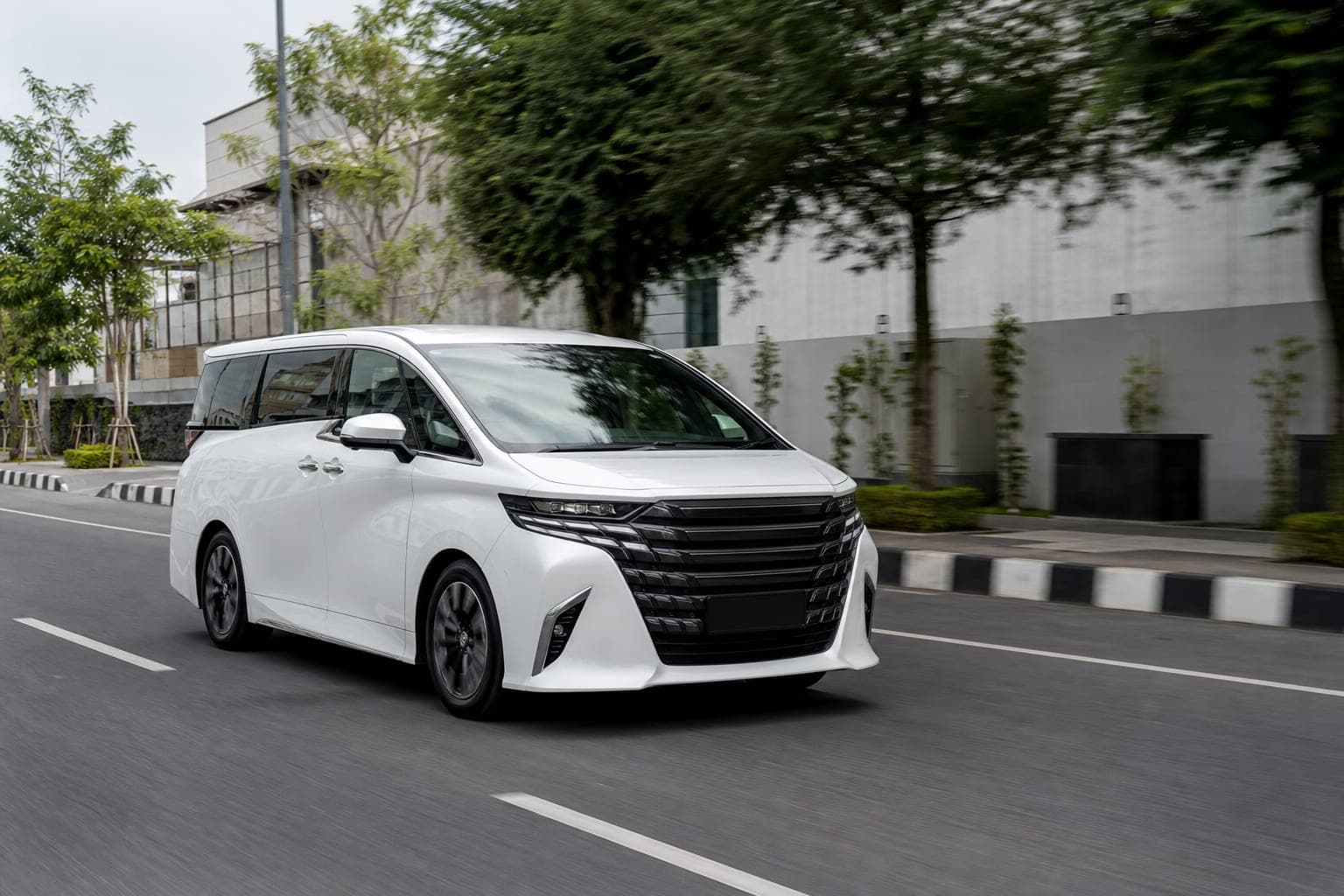 Mobil rental di perjalanan sekitar Jogja